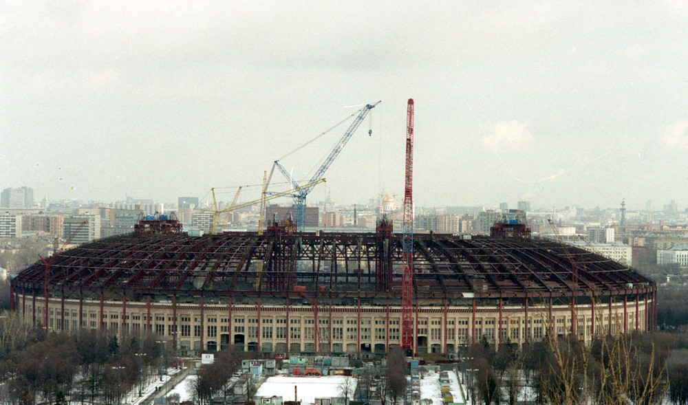 В 1996-97 гг. «Лужники» обрели крышу и новые сидения на трибунах