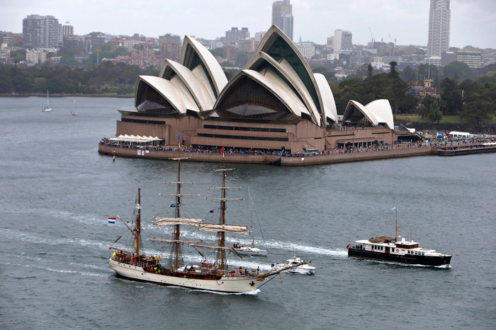 Парад парусников во время Международного смотра флота в&nbsp;Сиднейской бухте