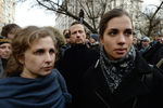 Участницы Pussy Riot Мария Алехина (слева) и Надежда Толоконникова (признана в РФ иностранным агентом) (справа) у здания Замоскворецкого суда Москвы