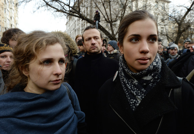 Участницы Pussy Riot Мария Алехина (слева) и Надежда Толоконникова (справа) у&nbsp;здания Замоскворецкого суда Москвы