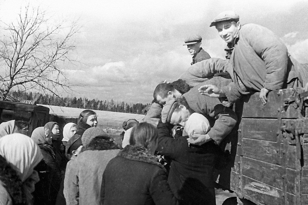 Советские призывники перед отправкой на фронт в районе города Николаева. Южный фронт. 1941 год