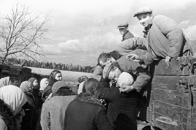 Советские призывники перед отправкой на фронт в районе города Николаева. Южный фронт. 1941 год