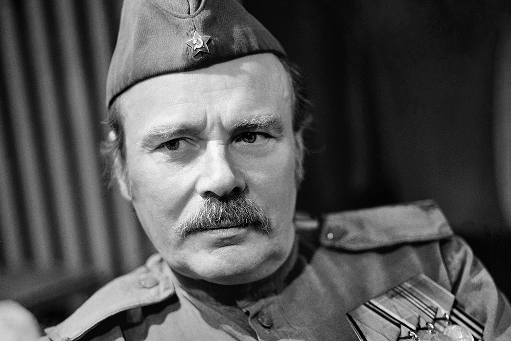 Николай Пастухов в роли Мартыныча в пьесе «Снеги пали», 1980 г.
