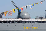Моряки стоят в строю на эсминце «Быстрый» во время празднования Дня Военно-морского флота РФ во Владивостоке