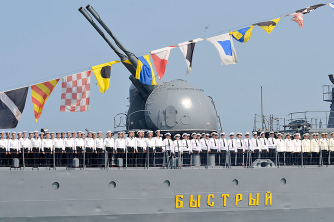 Моряки стоят в строю на эсминце «Быстрый» во время празднования Дня Военно-морского флота РФ во Владивостоке