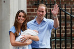 Принц Уильям и Кейт Миддлтон с первенцем у входа в больницу Святой Марии в Лондоне. 23 июля 2013 года