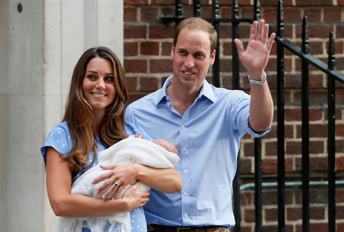 Принц Уильям и Кейт Миддлтон с&nbsp;первенцем у&nbsp;входа в&nbsp;больницу Святой Марии в&nbsp;Лондоне. 23&nbsp;июля 2013&nbsp;года