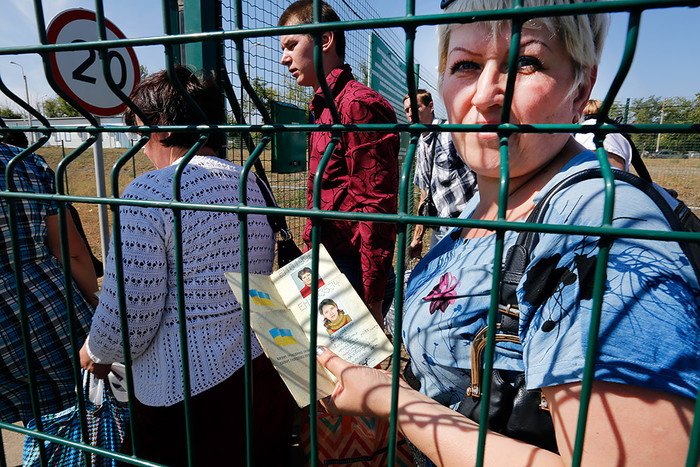 Беженцы, возвращающиеся на Украину, на территории пункта пропуска «Донецк»