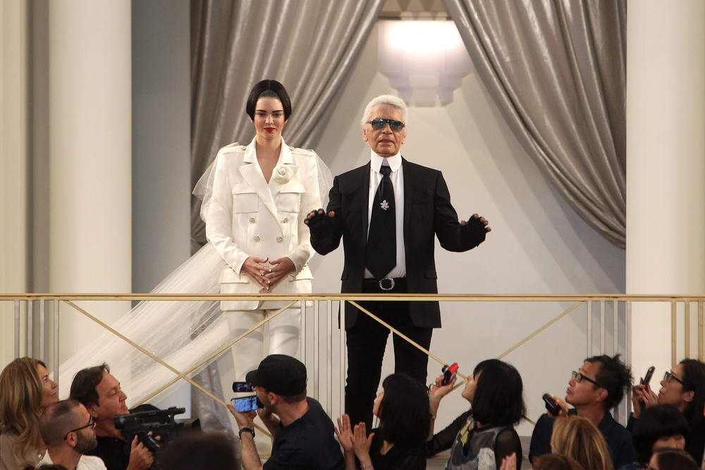 Креативный директор Chanel Карл Лагерфельд на показе новой коллекции на Неделе высокой моды в Париже