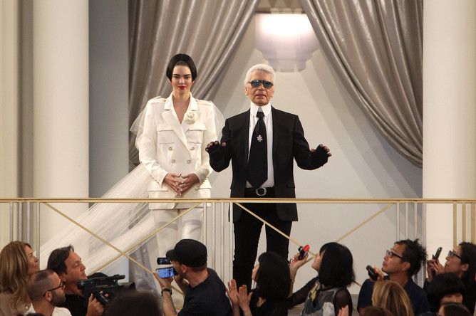 Креативный директор Chanel Карл Лагерфельд на показе новой коллекции на Неделе высокой моды в Париже