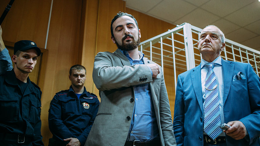 Дмитрий Цорионов (Энтео) и адвокат Михаил Кузнецов в&nbsp;зале суда после вынесения приговора
