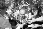 Владимир Шаинский раздает автографы на фестивале музыкального искусства детей и юношества в Сыктывкаре, 1987 год