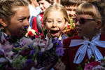 Ученицы на торжественной линейке, посвященной Дню знаний, в одной из городских школ в Екатеринбурге