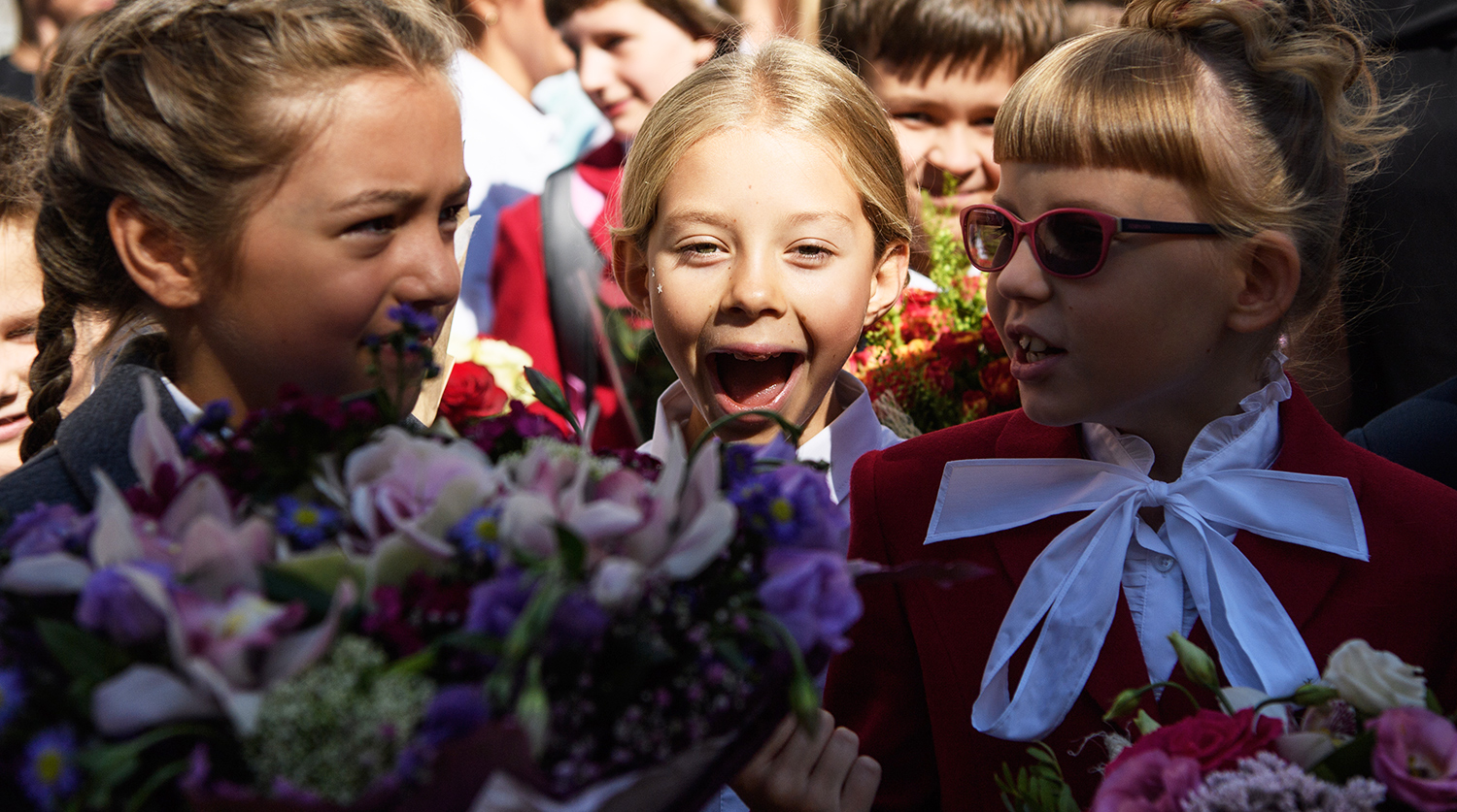 Ученицы на торжественной линейке, посвященной Дню знаний, в одной из городских школ в Екатеринбурге