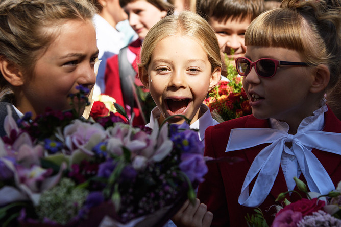 Ученицы на торжественной линейке, посвященной Дню знаний, в одной из городских школ в Екатеринбурге