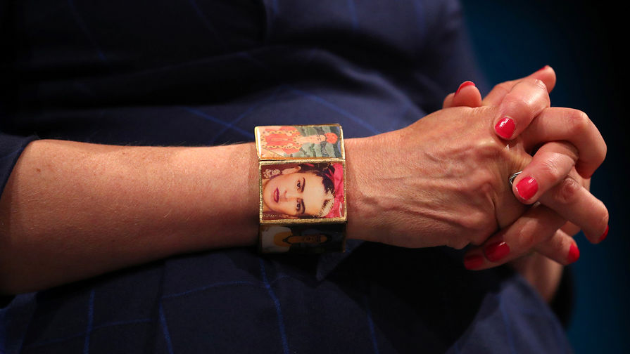 Тереза Мэй надела браслет с&nbsp;Фридой Кало на&nbsp;съезд консервативной партии, 2017 год 