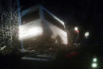 Спасатели на месте столкновения грузового автомобиля и пассажирского микроавтобуса в Килемарском районе республики Марий Эл, 16 ноября 2017 года
