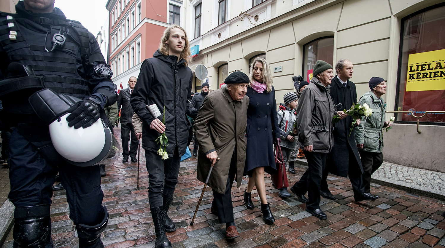 Жители на акции протеста во время марша легионеров Waffen SS в Риге, 16 марта 2019 года