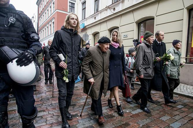 Жители на акции протеста во время марша легионеров Waffen SS в Риге, 16 марта 2019 года