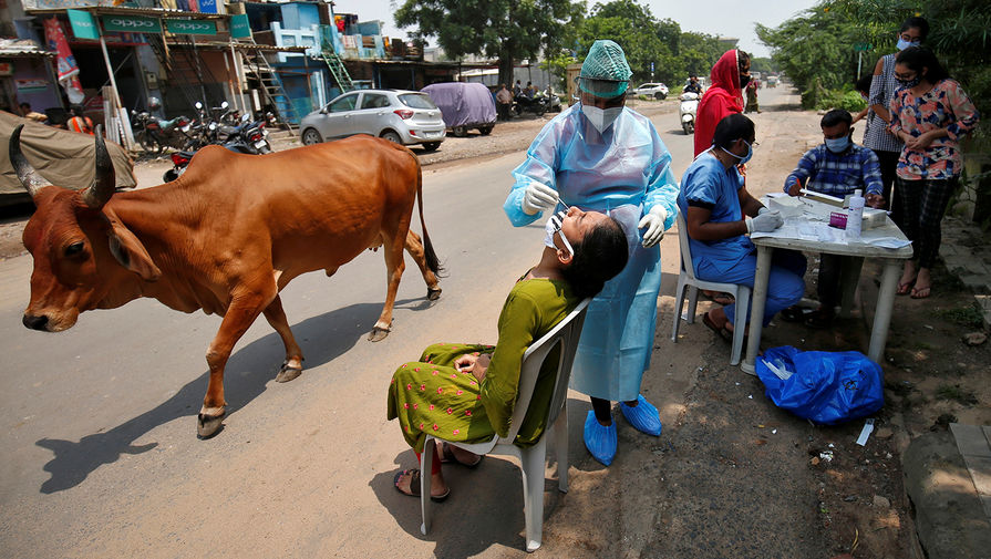 Медицинские работники проводят экспресс-тестирование на&nbsp;коронавирус на&nbsp;одной из&nbsp;улиц в&nbsp;городе Ахмадабад, сентябрь 2020 года