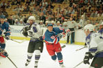 Всего в НХЛ Гретцки провел двадцать сезонов, а в заключительном (1998/99) смог забросить всего девять шайб в 70 матчах. Завершил карьеру Уэйн матчем против «Питтсбург Пингвинз», где набрал свое последнее очко – отдал результативную передачу. На счету именитого хоккеиста множество рекордов в Лиге, в том числе Гретцки стал лучшим снайпером Лиги — 894 результативных броска. На фото Гретцки в 1998 году