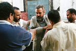 В 2006 году Клуни впервые стал лауреатом главной кинопремии мира. «Оскар» (и еще «Золотой глобус» в придачу) актеру принесла роль в остросюжетной драме «Сириана». В общей сложности за свою продолжительную карьеру Клуни четырежды удостаивался «Глобуса» (помимо перечисленных, за «Потомков», а также кинозаслуги в целом) и дважды — «Оскара» («Операция «Арго» как продюсер). На фото Клуни в фильме «Сириана» (2005)