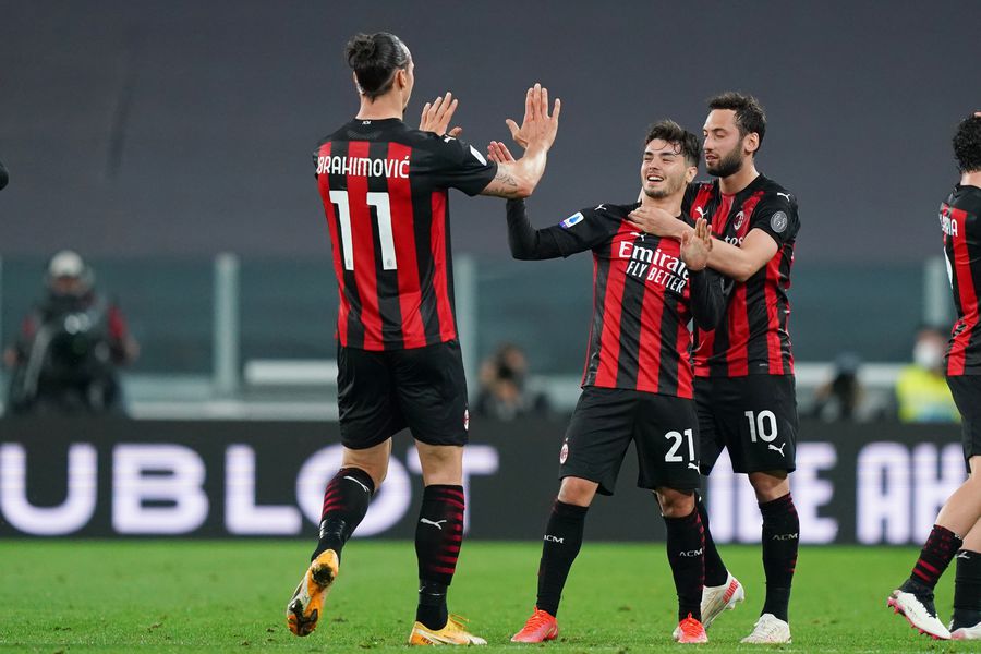 Игроки «Милана» празднуют гол в матче с «Ювентусом»