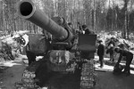 <b>Гаубица Б4</b>
<br><br>
203-мм гаубица Б4 была разработана еще в 1920-х и применялась советскими войсками в войне с Финляндией. Однако сверхмощное орудие активно использовали на заключительном этапе Великой Отечественной войны — при штурмах немецких укрепленных линий и городов, превращенных в крепости, — «фестунгов». В апреле-мае 1945 года Б4 били прямой наводкой по немецким позициям в Берлине.
