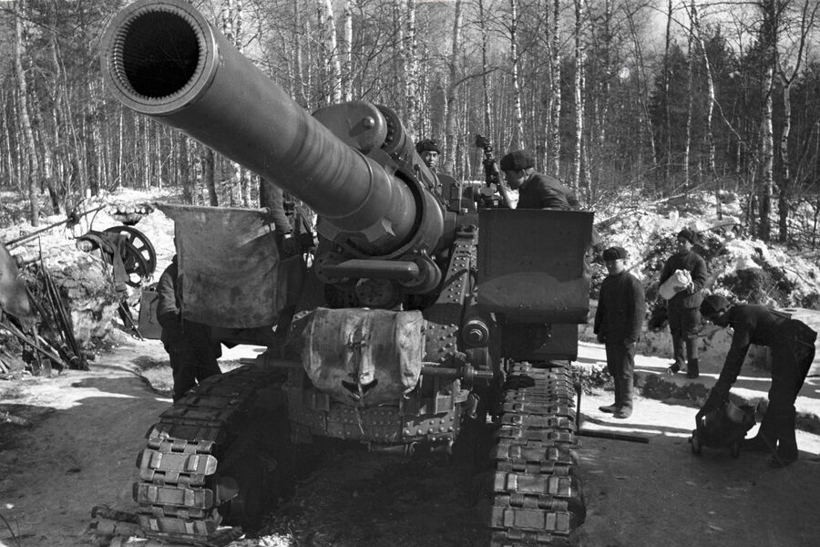 <b>Гаубица Б4</b>
<br><br>
203-мм гаубица Б4 была разработана еще в&nbsp;1920-х и применялась советскими войсками в&nbsp;войне с&nbsp;Финляндией. Однако сверхмощное орудие активно использовали на&nbsp;заключительном этапе Великой Отечественной войны &mdash; при&nbsp;штурмах немецких укрепленных линий и городов, превращенных в&nbsp;крепости, &mdash; «фестунгов». В&nbsp;апреле-мае 1945&nbsp;года Б4 били прямой наводкой по&nbsp;немецким позициям в&nbsp;Берлине.
