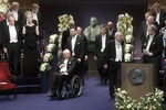 Прибытие Нобелевских лауреатов на церемонию. На переднем плане в инвалидном кресле — шведский поэт Томас Транстремер, лауреат литературного «Нобеля»