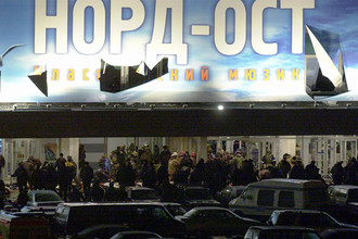У Театрального центра на Дубровке, 26 октября 2002 года