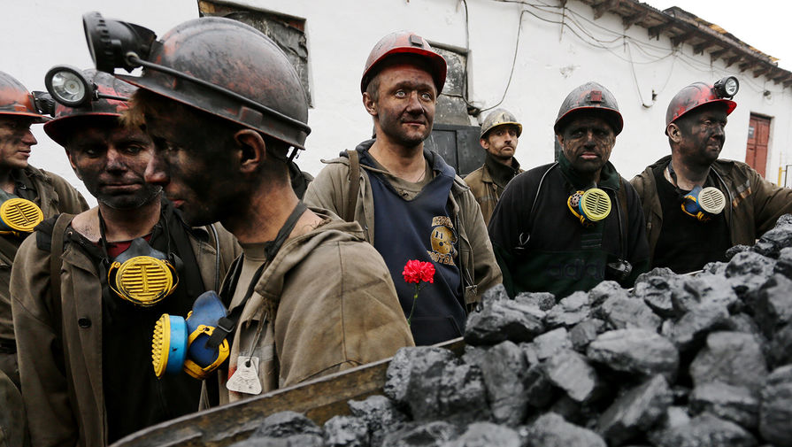 Горняки шахты «Холодная балка» госпредприятия «Макеевуголь», одного из крупнейших угледобытчиков в ДНР, у вагонетки с четырехмиллионной тонной угля