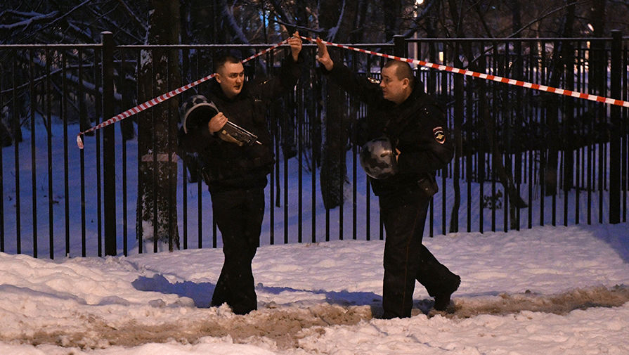 Сотрудники правоохранительных органов на&nbsp;Ельнинской улице на&nbsp;западе Москвы, 27&nbsp;декабря 2016&nbsp;года