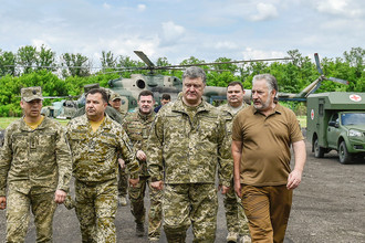 Петр Порошенко во время визита в Донбасс