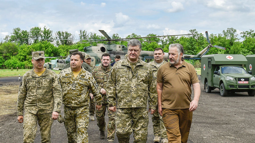 Петр Порошенко во время визита в Донбасс