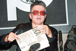 Лидер НБП (запрещена в России) Эдуард Лимонов с первым номером газеты «Лимонка», 1994 год