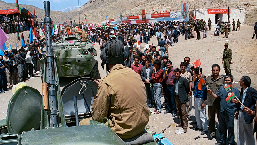 Жители Афганистана провожают советских воинов-интернационалистов на&nbsp;родину, 15 мая 1988 года