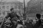 Жители освобожденного Кракова приветствуют советских солдат, январь 1945 года