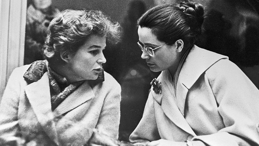 Валентина Николаева-Терешкова (слева) и Валентина Гагарина (справа) за беседой, 1964 год