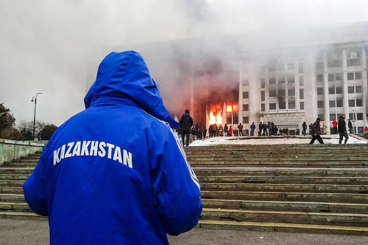 Протестующие возле горящего здания акимата Алма-Аты, 5 января 2022 года
