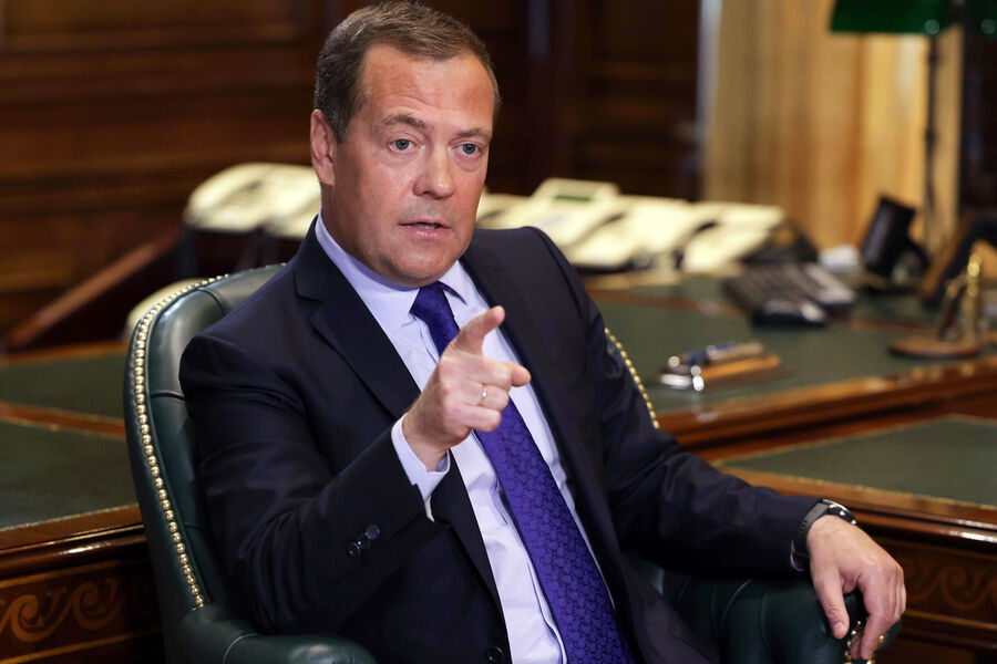 Медведев понадеялся, что следующим президентом в США не выберут «парня с деменцией»