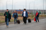 Люди на территории международного автомобильного пункта пропуска «Сырым» на границе Казахстана и России, 27 сентября 2022 года