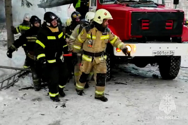 Спасатели на&nbsp;месте взрыва газа в&nbsp;пятиэтажном жилом доме на&nbsp;улице Линейная в&nbsp;Новосибирске, 9&nbsp;февраля 2023&nbsp;год
