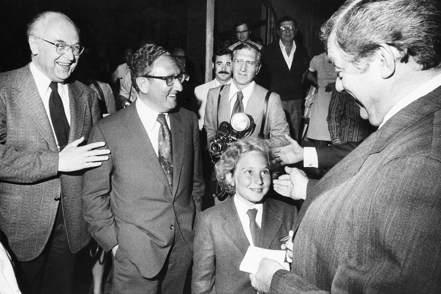 Анатолий Добрынин (слева), советский посол в&nbsp;США, и советник президента Генри Киссинджер (в центре) c сыном Дэвидом, который просит автограф у&nbsp;актера Рэймонда Берра, 1972&nbsp;год