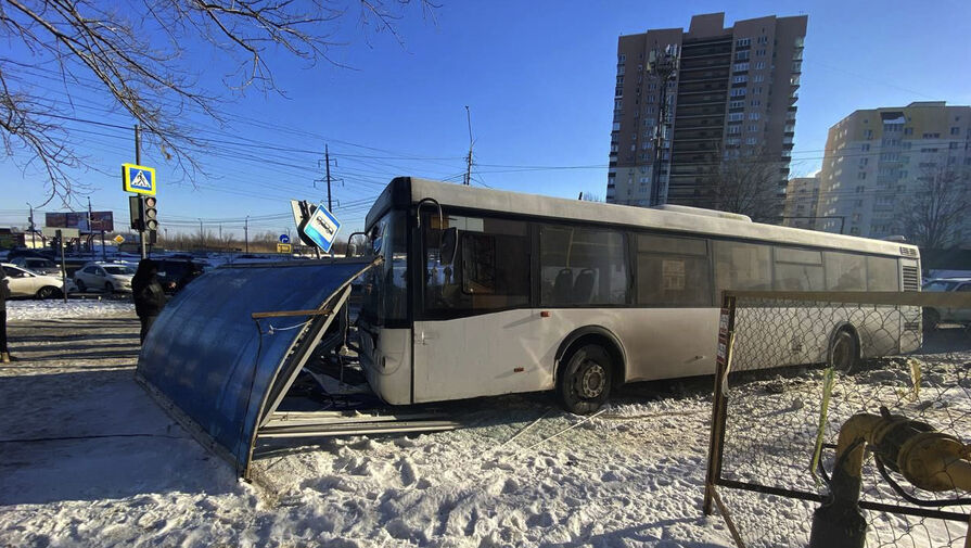 В Саратове автобус с пассажирами врезался в две машины и протаранил остановку