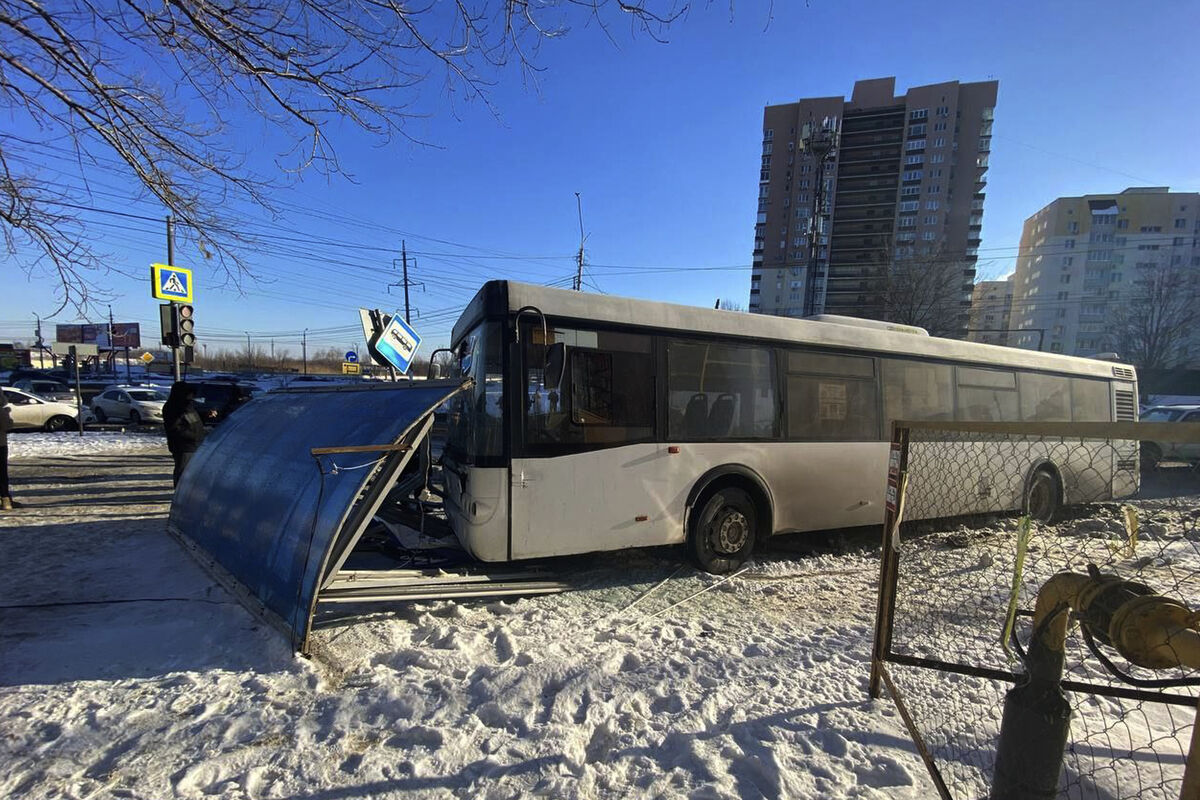 В Саратове автобус с пассажирами врезался в две машины и протаранил  остановку - Газета.Ru | Новости