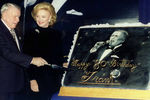 Фрэнк Синатра и его супруга Барбара на мероприятии в честь 80-летия артиста в Нью-Йорке, 1995 год