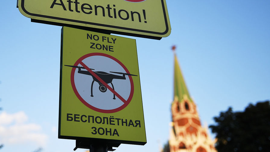 Знак &laquo;Бесполетная зона&raquo;, установленный в&nbsp;Александровском саду в&nbsp;Москве