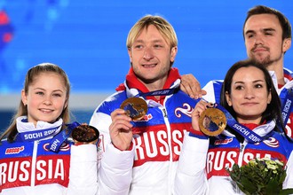 Юлия Липницкая, Евгений Плющенко, Ксения Столбова и Федор Климов вместе выиграли для сборной России золото в командном фигурном катании, 2014 год