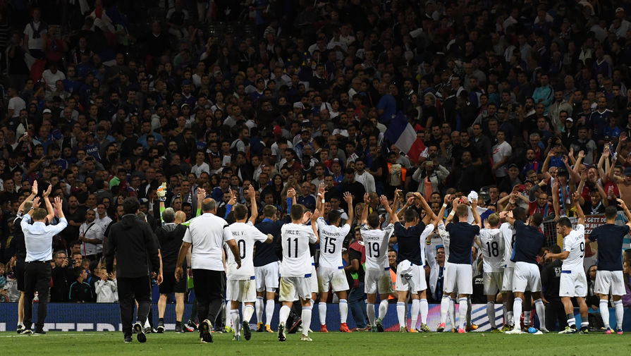 Футболисты сборной Люксембурга после матча против Франции